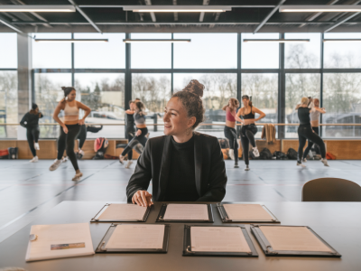 Wie arbeite ich als festivalmacherin mit lokalen sportschulen zusammen, damit residencies für tanzende athletinnen langfristig finanzierbar werden