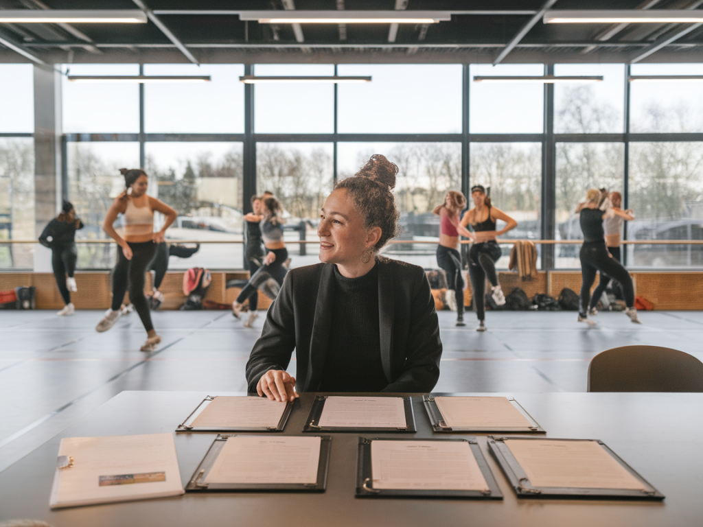 Wie arbeite ich als festivalmacherin mit lokalen sportschulen zusammen, damit residencies für tanzende athletinnen langfristig finanzierbar werden