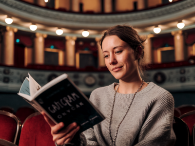 Wie bereite ich mich als zuschauerin auf eine mehrstündige theaterperformance vor