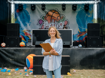 Wie stelle ich als festivalmacherin ein hybrides programm zusammen, das sportliche performance, musik und bildende kunst gleichwertig verknüpft